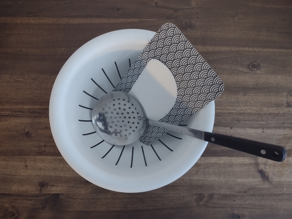 Spätzle making equipment: Board with dough scraper and draining tools.